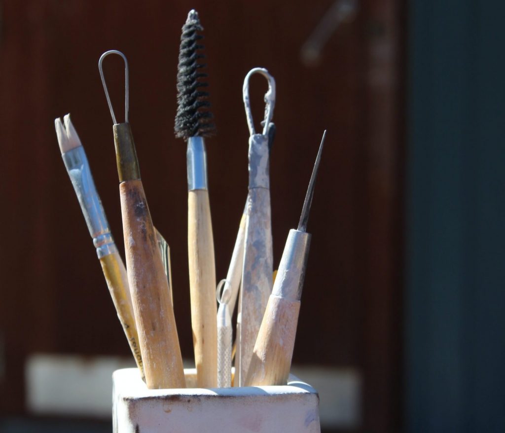 Expérience de réalisation de poteries, modelage à la main. En cours ou en stages, en atelier.