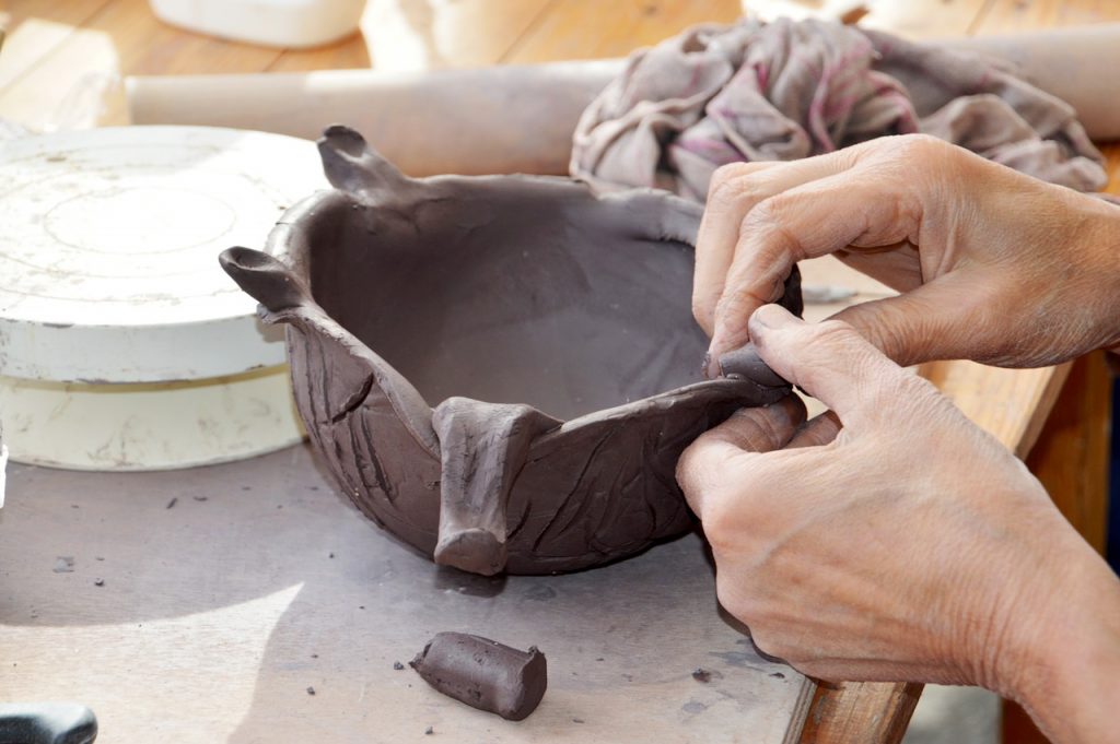 A l'atelier, modelage d'une pièce à la main.