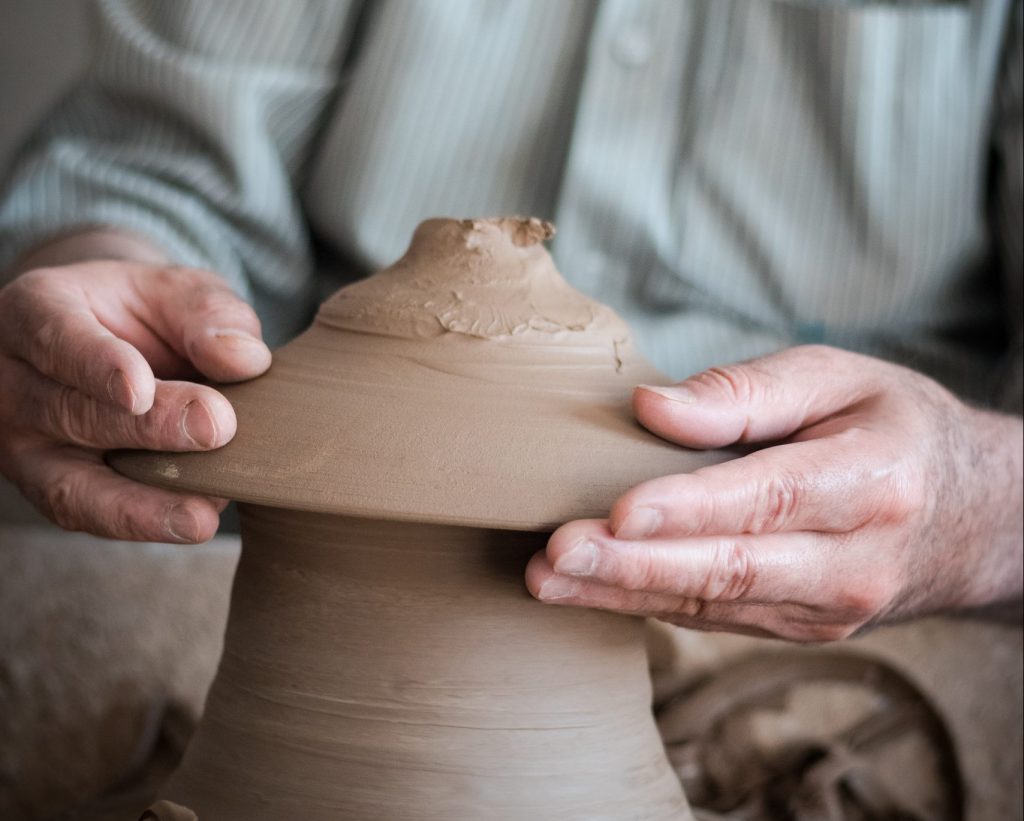Venez découvrir l'expérience du modelage et de la poterie dans un atelier de céramique proche de Strasbourg