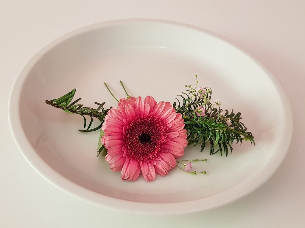 Envie d'une décoration de table de mariage personnalisée en porcelaine ? Venez découvrir des créations uniques à l'atelier de géraldine POSTIF.